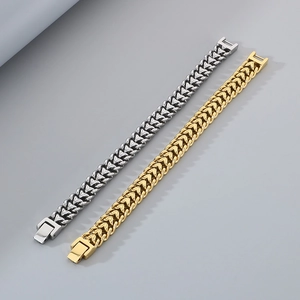 Dettaglio del bracciale a catena intrecciata oro e argento con chiusura pieghevole lucida