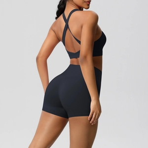 Detail der gekreuzten Rückenträger am schwarzen Sport-BH und High-Waist-Gym-Shorts