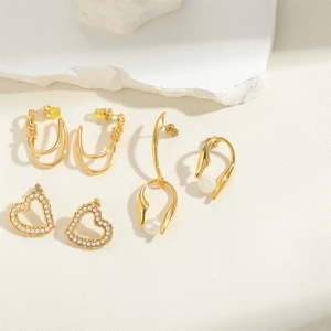 Elegant gold heart earrings set with pearls in French minimalist style for women