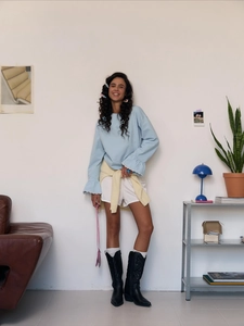 Damen Pullover in Hellblau mit ausgestellten Spitzenmanschetten und Buchstabenstickerei
