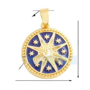 Détail d'un pendentif céleste soleil et lune avec émail bleu et placage doré