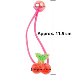 Dettaglio elastico rosa con ciondoli a ciliegia da 2,3 cm e perline rosa da 1,5 cm