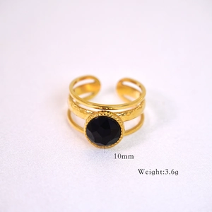 Macro detail of gold stainless steel ring with 10mm black stone inlay, weight 3.6g