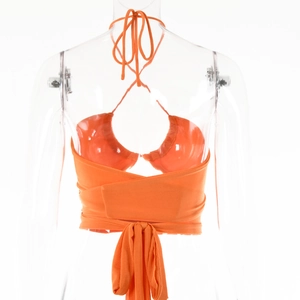 Vue arrière du haut de bikini orange avec détails de liens croisés et noués au dos