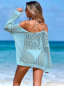Detailansicht der hellblauen Häkelstruktur des Strand-Überwurfs mit Lochmuster-Design