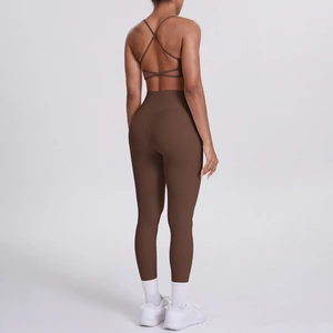 Détail de la brassière à dos croisé et du legging taille haute en marron foncé