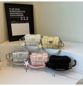 Détail de sacs à bandoulière tissés en cinq couleurs avec breloques étoiles et chaînes