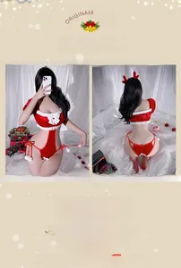 Vue détaillée de l'ensemble lingerie de Noël en velours rouge avec bordure en fourrure