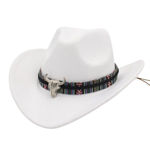 Détail d'un chapeau de cowboy blanc avec ruban ethnique tissé et ornement crâne de taureau