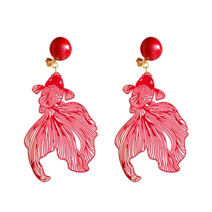 Boucles d'oreilles poisson rouge évidées rétro avec perles rouges et clips dorés