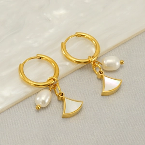 Boucles D'oreilles Créoles De Mode Avec Coquille En Forme D'éventail En Acier Inoxydable Et Pendentifs En Künstliche Perles Bijoux Plaqués Or Pour Femmes