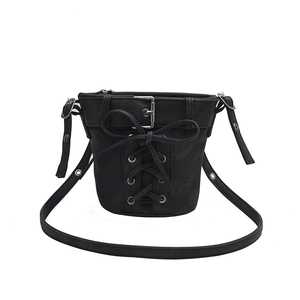 Sac seau noir élégant avec rubans croisés et boucle argentée pour la mode d'été