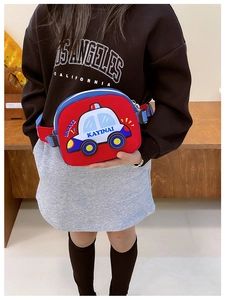 Détail du sac de poitrine enfant rouge et bleu avec voiture 3D et sangle réglable
