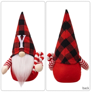 Simpatica bambola di peluche gnomo di Natale con cappello a quadretti e lettera Y dettaglio.