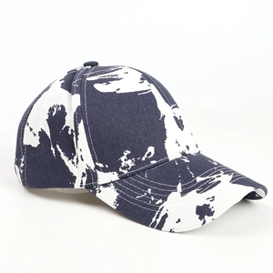 Détail d'une casquette de baseball en coton tie-dye bleu et blanc au motif abstrait