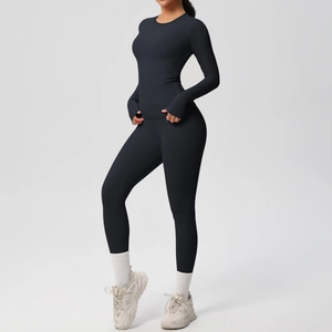 Dettaglio del set yoga nero con maglia a maniche lunghe e leggings a vita alta aderenti
