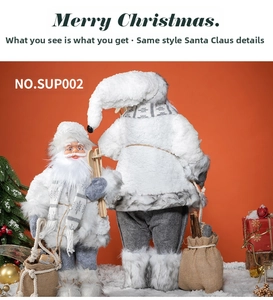 Détail de figurines Père Noël en peluche sur skateboards avec fausse neige et sac cadeau