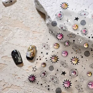 Détails macro des autocollants à ongles planètes avec motifs de système solaire argenté