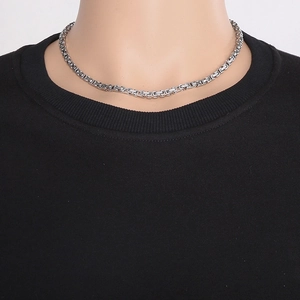 Détail du collier à chaîne box argentée de 4mm sur t-shirt noir, longueur 45cm