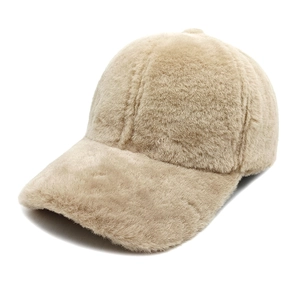 Dettaglio della morbida pelliccia sintetica e della tesa di questo cappellino invernale