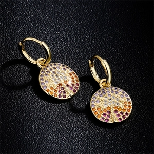 Orecchini a cerchio in oro 18K con design a palma e zirconi colorati incastonati