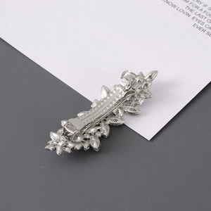 Detailed macro view of the alloy spring clip on silver leaf-shaped hair accessory