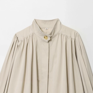 Schicke beige Damenjacke mit Stehkragen und eleganten Falten sowie Bernstein-Knopf