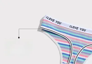 Gros plan d'un string en coton côtelé à rayures arc-en-ciel avec taille élastique I LOVE YOU