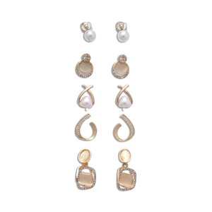 5er-Set minimalistische goldene Ohrstecker mit Kunstperlen und Kristallen auf weißem Grund
