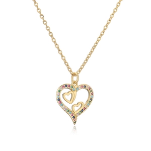 Collier avec pendentif cœur plaqué or 18 carats et zircons colorés sur fond blanc pur