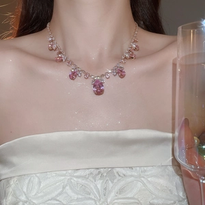 Gros plan du collier en zircon rose en forme de larme sur le cou avec détails de luxe