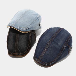 Detailansicht von gewaschenen Denim-Baskenmützen in Hellblau, Dunkelblau und Anthrazitgrau
