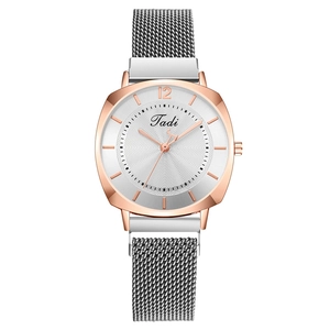 Montre pour femme avec lunette en or rose et cadran argenté soleil sur bracelet milanais