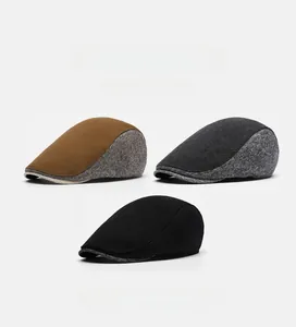 Coppole in stile britannico in marrone, grigio e nero con trama in lana morbida