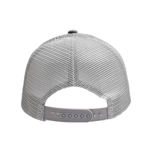 Primer plano de la malla gris transpirable y el cierre ajustable de una gorra de béisbol