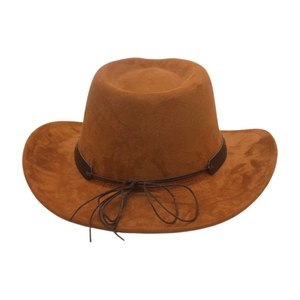 Dettaglio di un cappello da cowboy marrone con cinturino in pelle e nodo decorativo