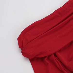 Detailaufnahme von rotem Netzstoff mit weicher Textur und feinem Mesh am geschlitzten Kleid