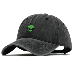 Vista dettagliata del cappello da baseball in cotone con ricamo di alieno verde