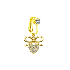 Détail d'un clip d'oreille doré avec noeud et pendentif coeur orné de strass blancs