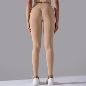 Detailansicht der nahtlosen High-Waist-Yogahose mit Push-up-Effekt am Gesäßbereich