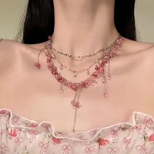 Mehrlagige Quastenkette mit rosa Blumen und Silberketten an einem weiblichen Model