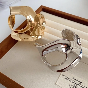 Détails des bracelets ouverts géométriques évidés en finition miroir or et argent