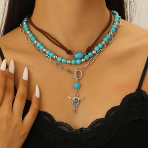 Dettaglio della collana turchese a strati con pendente a testa di toro e chiusura OT