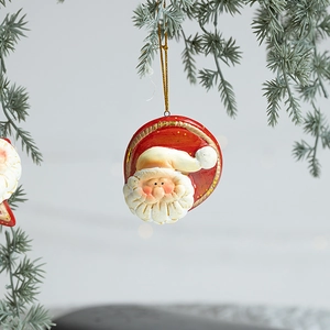 Pendaglio Babbo Natale vintage in ceramica rossa appeso a un ramo per decoro natalizio