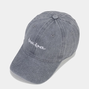 Détail de la broderie baba blanche sur casquette en coton délavé gris foncé