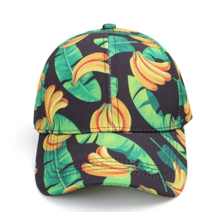 Detail einer schwarzen Baseballkappe mit lebhaftem gelbem Bananen- und Tropenblatt-Print