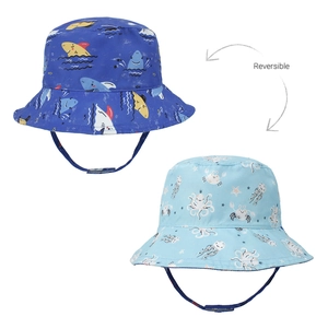 Détail du chapeau réversible pour enfants avec motifs de requins et d'océan