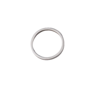 Polierter 15mm Edelstahl Ringanhänger für die Schmuckherstellung auf weißem Hintergrund