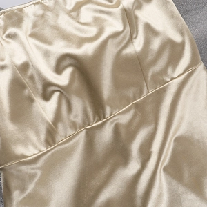 Détails de tissu satiné doré champagne avec des plis élégants et des coutures