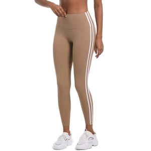 Détail du legging de yoga taille haute kaki avec bandes latérales blanches en tissu sport